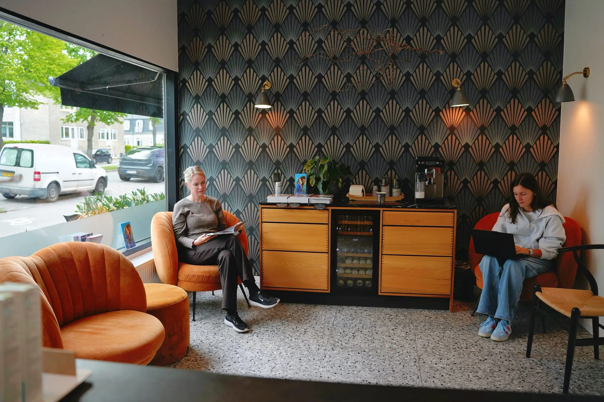 Venteværelset hos Tandlægerne på Alléen — art deco, varme farver