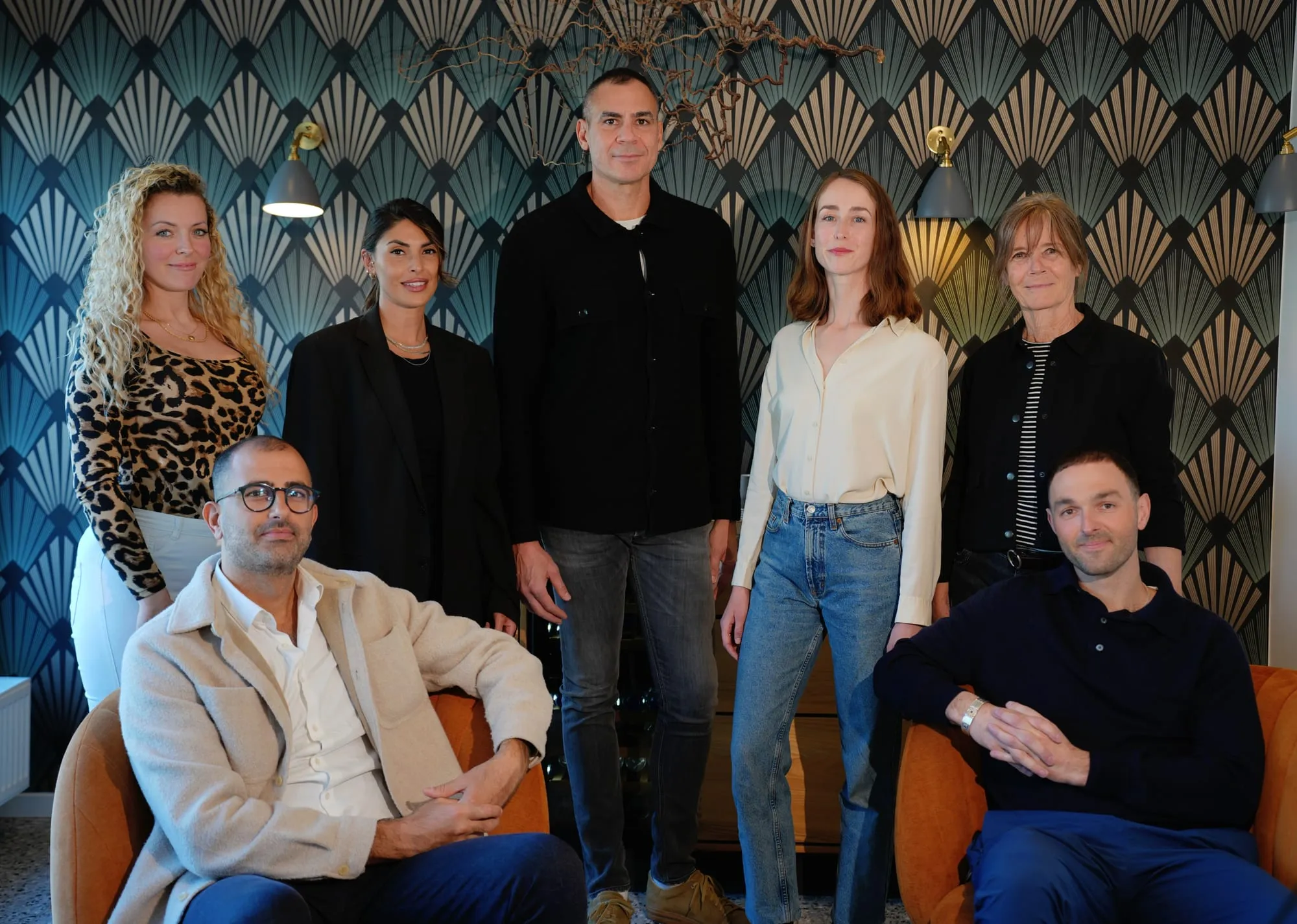 Tandlægernes team poseret i klinikkens indgang